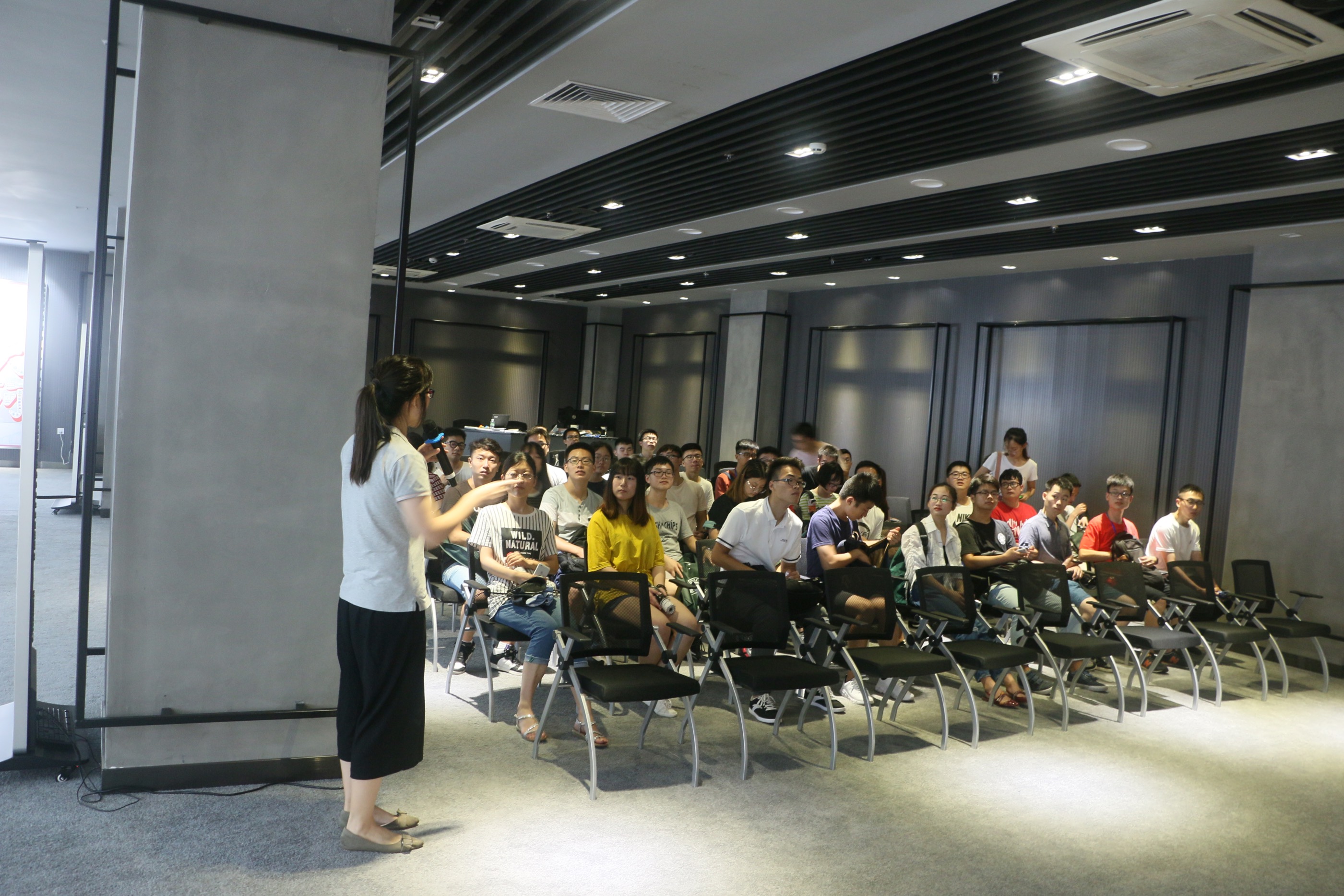 营员参观广州超级计算中心2