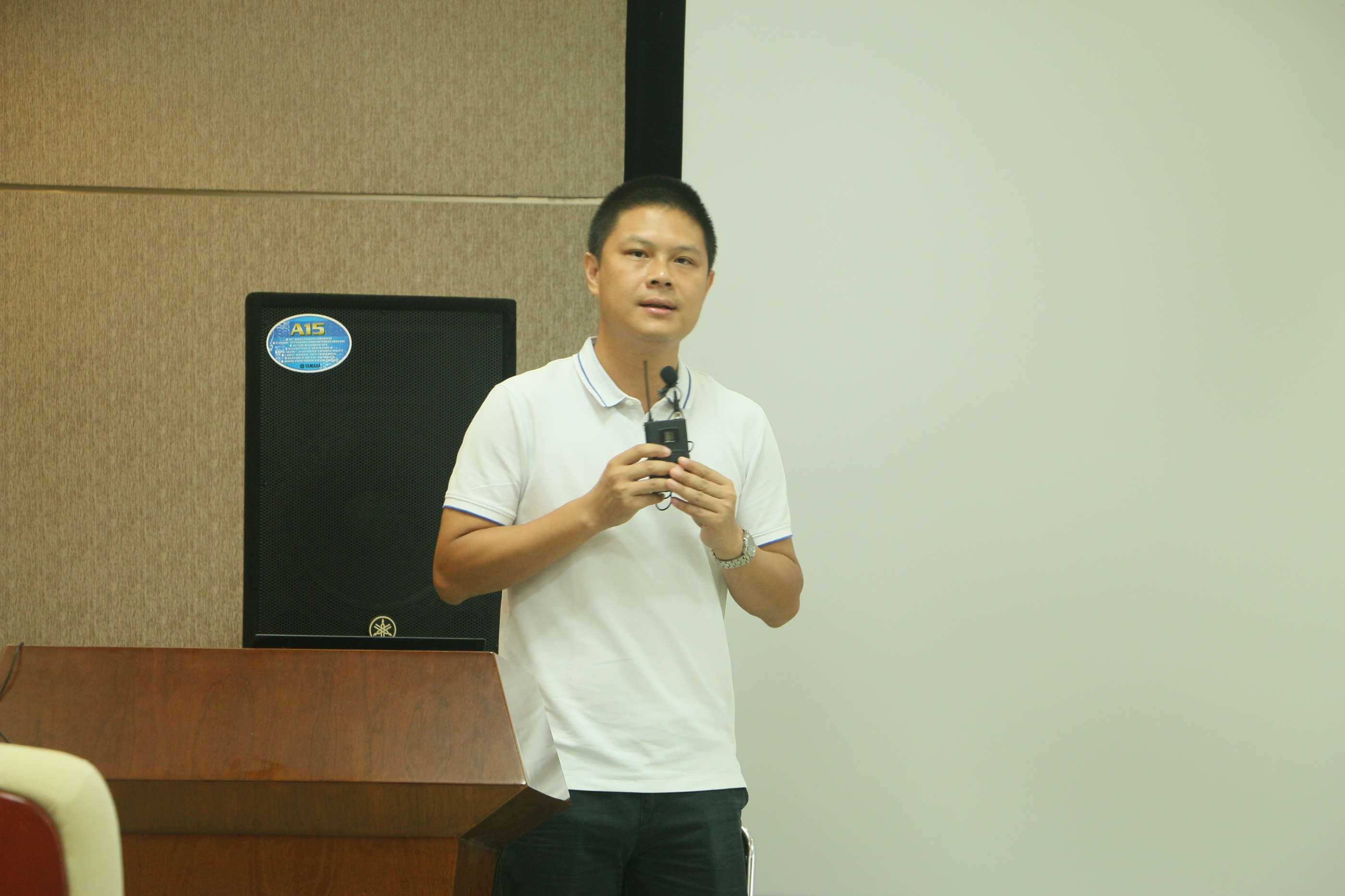 谭晓军副院长介绍学院总体情况